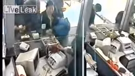 Cướp bọc tiền đầy ắp ngay trong ngân hàng