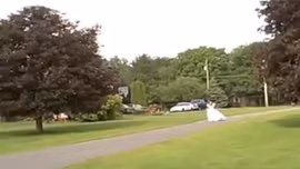 Cô dâu chạy té vì chó đuổi 