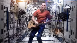 Phút ngẫu hứng ca hát của phi hành gia