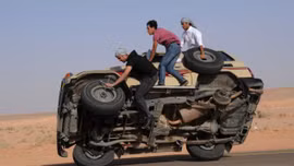 Lái ô tô trên 2 bánh hóng gió sa mạc 