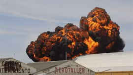 Máy bay nổ tung tại triển lãm hàng không