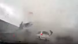 Vòi rồng bão Soudelor nuốt chửng xe hơi 