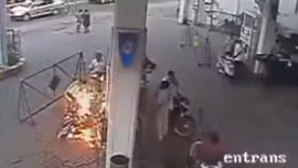 Xe bốc cháy vì dùng điện thoại lúc đổ xăng