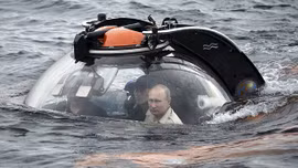 Tổng thống Putin đi tàu ngầm dò xác tàu đắm