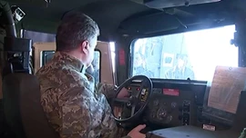 Tổng thống Ukraine lái thử xe bọc thép Humvee 