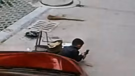 Xe cán ngang người, bé 6 tuổi sống sót thần kỳ