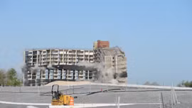 Tòa nhà 11 tầng thành ‘mây bụi’ trong 20 giây