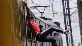 Mạo hiểm trò ‘lướt tàu’ tại Nam Phi