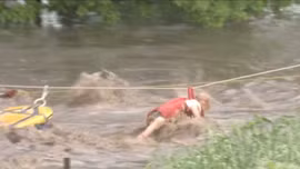 Giải cứu kịch tính bé 3 tuổi khỏi ô tô kẹt lũ