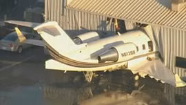 Máy bay cắm đầu vào nhà