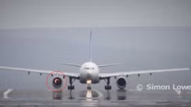 Động cơ máy bay nổ ngay trên đường băng