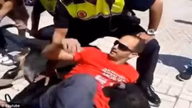 Thường dân áo đỏ hạ bò tót trên phố