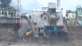 Nhà tại Ấn Độ 'trẫm mình' xuống sông Hằng