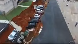 Bất ngờ xuất hiện hố tử thần "khủng" nuốt chửng 12 xe ô tô