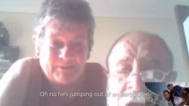 Bố mẹ tá hỏa chứng kiến qua Skype cảnh con nhảy khỏi máy bay 