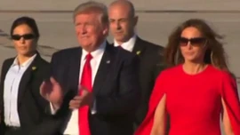 Tại sao Tổng thống Trump buông tay bà Melania?