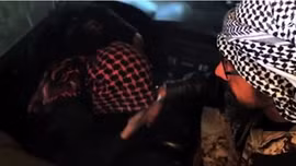 Tay súng IS nhí hôn vĩnh biệt cha trước khi đánh bom tự sát