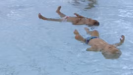 Hai bé sinh đôi 9 tháng tuổi tự bơi