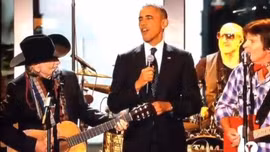 Ông Obama cao hứng biểu diễn nhạc đồng quê 