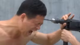 Nín thở xem máy khoan cắm thẳng vào đầu võ sư Thiếu Lâm Tự