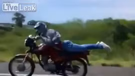 ‘Chơi ngông’ nằm lái xe máy, ngã đau nhớ đời