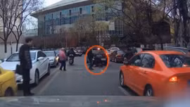 Băng sang đường, bị lái xe máy đạp ngã dúi dụi