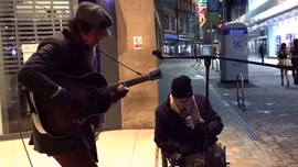 Thưởng thức giọng ca vô gia cư ngọt ngào của nước Anh