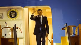 Khoảnh khắc Tổng thống Obama xuống sân bay Nội Bài