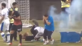 Quăng thuốc nổ trúng cầu thủ đang trị thương