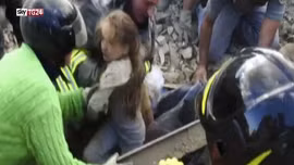 Giải cứu bé gái Italy mắc kẹt 17 giờ sau động đất 