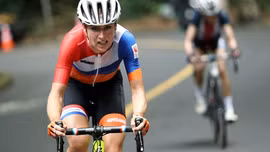 Nữ cua-rơ gãy xương sống khi đua tốc độ tại Olympic