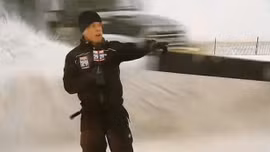 Phóng viên bị tuyết "tấn công" khi dẫn truyền hình trực tiếp