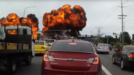 Rợn người xem cảnh máy bay đâm sượt cột đèn giao thông nổ tung