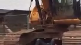 Sửng sốt cảnh người đàn ông tay không nâng máy xúc 30 tấn 