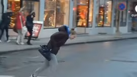 Rạp người đi ngược gió ở Na Uy