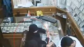 Bé gái 6 tuổi… trộm tiệm vàng