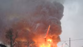 Trực thăng cứu người trong ‘biển’ lửa