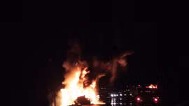 Xe tải chở 8 tấn pháo hoa nổ tung