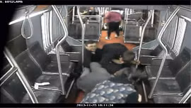 Hành khách xe buýt tay không bắt cướp có súng