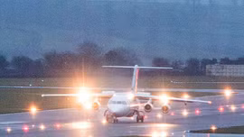 Thót tim xem máy bay chao đảo khi hạ cánh