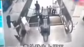 Nghịch thang cuốn siêu thị, bé 6 tuổi ngã tử vong