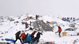 Kinh hoàng cảnh lở tuyết do động đất Nepal