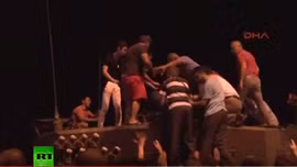 Dân Thổ Nhĩ Kỳ ném đá chặn xe tăng quân đảo chính