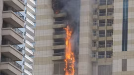 Cháy lớn, lửa ngùn ngụt trên tòa tháp chọc trời Dubai