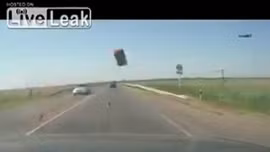 Gạch rơi nát kính ô tô, một người tử vong