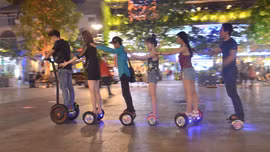 Giới trẻ "đua" xe trượt điện trên phố đi bộ