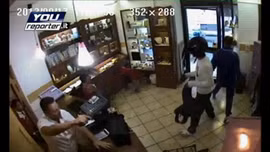 Chủ tiệm nữ trang dùng súng đuổi cướp