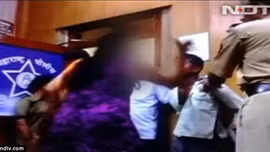 Y tá trút giận vào mặt kẻ sàm sỡ