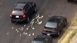 Cướp nhà băng quăng tiền ngăn... cảnh sát 