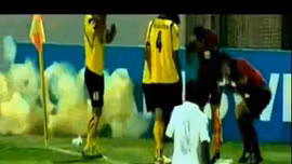 Cầu thủ quăng lựu đạn trên sân bóng